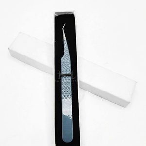 Pince à épiler pour extensions de cils en acier inoxydable, pointe argentée et revêtement noir brillant, angle de 45 degrés / Emballage en boîte carton - Product Image 4