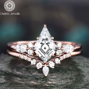 Anillo de compromiso de moissanita para mujer, chapado en oro rosa sobre plata, corte cojín, engaste de garras, estilo clásico - Product Image 2