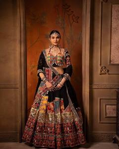 Ensemble Lehenga Choli Dupatta pour femmes en coton mousseline avec travail de miroir, réversible, pour fêtes et mariages - Product Image 1