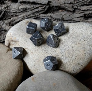 Jeu de dés en résine multicolores, polyédriques, numérotés, faits à la main, personnalisés, pour jeux de société - Product Image 6