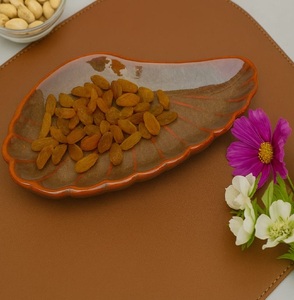Plato Decorativo de Cerámica con Diseño de Hoja para Servir Aperitivos y Frutos Secos, Bandeja de Cerámica Rústica con Diseño de Hoja, Muy Solicitada - Product Image 1