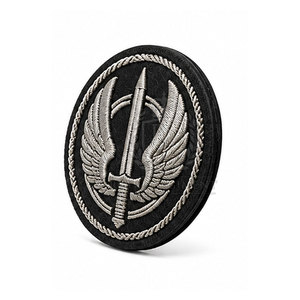 Badges décoratifs personnalisés pour bérets, avec détails classiques, pour les vêtements et accessoires professionnels. - Product Image 2