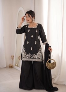 NOUVEAU DESIGNER ROMAN SILK TOP PALAZZO ET DUPATTA EN SOIE ROMAINE AVEC TRAVAIL GONFLEÉ ET GÉLÉNOUCHÉ - Product Image 2