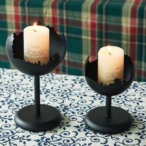 Lot de 2 bougeoirs en métal noir en forme de lotus, supports hauts et bas pour bougies pilier, pour décoration de table de mariage et de maison - Product Image 1