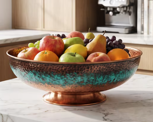 Frutero de Cobre Martillado con Patina Teal y Detalles en Turquesa Verdigris, Centro de Mesa Decorativo Metálico con Base para Cocina - Product Image 1