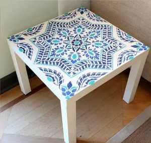 Mesa auxiliar cuadrada blanca con un patrón floral de mandala con diseño de estrella azul y verde azulado sobre patas rectas estándar. A precio de mayorista. - Product Image 1