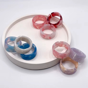 Anillos de servilleta de resina hechos a mano con un patrón floral artístico para decoración elegante de la mesa de comedor. - Product Image 1