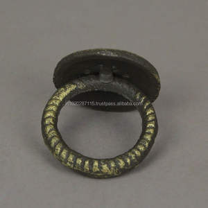 Servilletero de metal con tachuelas de piedras preciosas decorativas para configuraciones de mesa de cena brillantes durante eventos festivos o de alto perfil - Product Image 4