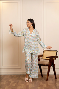 Ensemble coordonné imprimé en coton de qualité supérieure pour femmes |   Tunique fluide à col en V et ourlet à volants & Pantalon droit |   Ensemble de vêtements de détente pour femmes - Product Image 5