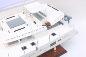 LAGOON 450F CATAMARAN Modèle de Yacht à Voile en Bois Fait Main pour la Décoration de la Maison et la Collection - Product Image 5