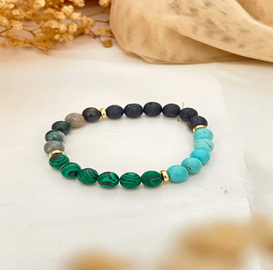 Bracelets superposés en perles de vinyle colorées avec de minuscules perles d'espacement dorées, disponibles à prix de gros. - Product Image 4