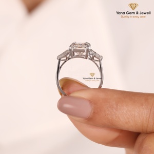 แหวนขอแต่งงานทรงเรเดียนท์คัท 4.00 กะรัต หรูหราสำหรับเธอ ทองคำแท้ 14K ได้รับการรับรองจาก IGI ความใส VVS2 สี F เพชร CVD ผลิตในห้องปฏิบัติการ - Product Image 4