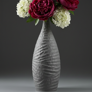 Impresionante Florero Metálico Gris Texturizado con Ondas Horizontales y una Silueta Alta y Elegante para Decoración Interior Moderna - Product Image 2