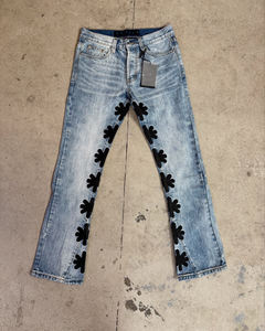 Pantalon en jean évasé vintage pour homme avec broderie personnalisée style streetwear et patchs en cuir - Product Image 2