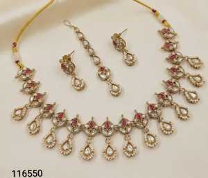 ชุดสร้อยคอพรีเมียมแบบ Kundan ประดับมุกและพลอยสีเขียว ดีไซน์สำหรับเจ้าสาวในงานแต่งงาน เหมาะสำหรับผู้หญิง - Product Image 1