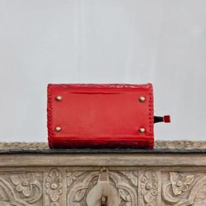 Bolsa de Viaje de Cuero Rojo de Lujo, con Asa Superior, Cierre de Cremallera, Diseño Floral Repujado, Duradera, Gran Capacidad, Ligera - Product Image 3