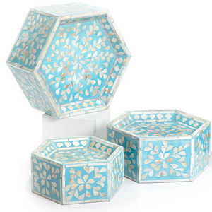 Support à gâteau artisanal de luxe en nacre, base en bois incrustée de coquillages, idéal pour la présentation de desserts lors de mariages et de réceptions. - Product Image 1