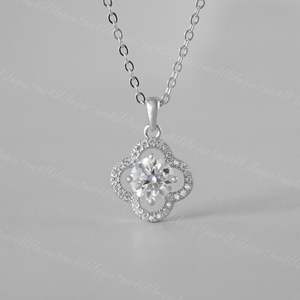 จี้เงินแท้รูปโคลเวอร์สี่แฉกประดับมอสซาไนต์ทรงกลม ดีไซน์น่ารักสำหรับผู้หญิง - Product Image 4