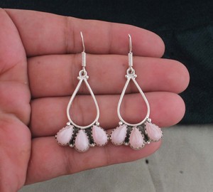 Boucles d'oreilles pendantes de luxe en argent sterling 925 Shree Jaipur avec opale rose, pierres précieuses naturelles et grappe de pierres multiples en forme de poire - Vente en gros - Product Image 5