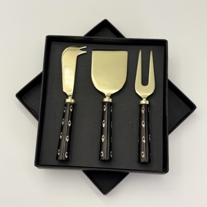 Cuchillo y Tenedor para Queso de Acero Inoxidable de Primera Calidad con Mango Largo de Resina y Recubrimiento PVD Dorado, Ecológico, Moderno y de Lujo para Bodas - Product Image 1