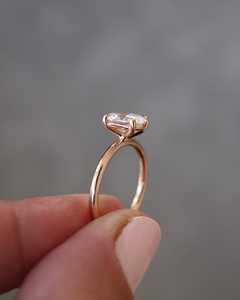 แหวนหมั้นเพชรรูปไข่ 1.5 กะรัต เพชรเพาะเลี้ยงในห้องปฏิบัติการ แหวนทอง 14k ประดับเพชรเม็ดเดี่ยวรูปไข่สำหรับผู้หญิง แหวนรูปไข่สไตล์มินิมอล รับรองโดย IGI - Product Image 5
