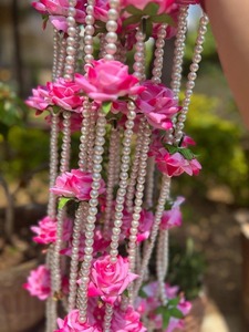 Guirlande suspendue souple faite à la main en roses artificielles et perles de plastique, décoration florale perlée pour mariage, Mehndi, Haldi, Puja, toile de fond - Product Image 1