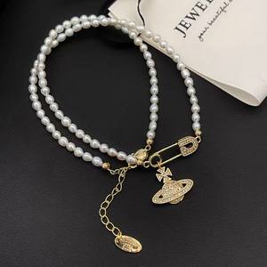 Collier ras du cou Saturn pour femme, tendance, avec pendentif diamant étincelant, perle et trombone, design planète, vente au détail et en gros - Product Image 5