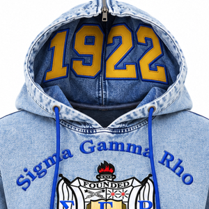 เสื้อฮู้ดยูนิเซ็กซ์สีน้ำเงินเดนิม รุ่น 1922 ปักลายตราสัญลักษณ์ ล้างสีแบบแอซิดวอช มีกระเป๋าจิงโจ้ สไตล์ลำลอง เสื้อผ้ากรีก - Product Image 2
