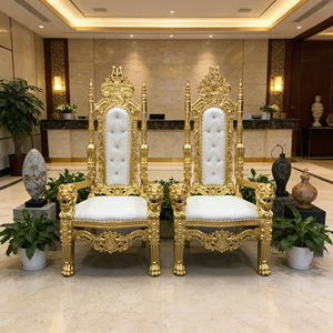 Fauteuil trône moderne avec accoudoirs en <span class=keywords><strong>or</strong></span> - Cadre sculpté de luxe, cuir capitonné blanc, style <span class=keywords><strong>royal</strong></span>, mariage, roi, reine, accent, salon, villa - Product Image 1