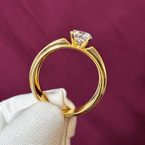Anillo de Compromiso y Boda Unisex de Lujo, Chapado en Oro de 18K, con Diamante de Laboratorio con Corte Brillante VVS, Certificado IGI, Grabado Gratuito, Regalo Premium - Product Image 4