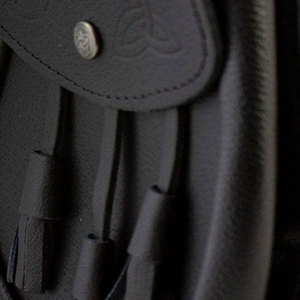Sporran Kilt Escocés Negro de Cuero Vegano con Nudo Celta Grabado, Cierre de Botón y Cadena de Cintura Sporran - Product Image 5