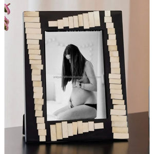 Cadre photo en bois fait main avec incrustation de carreaux de os jaunes, décoration de table contemporaine et lumineuse, décoration artisanale moderne pour la maison - Product Image 4