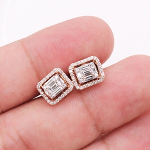 Boucles d'oreilles clous en or rose massif 18 carats avec diamants naturels taille baguette et halo carré, bijoux fins, Memoria Jewels - Product Image 6