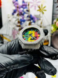 Reloj de Lujo con Diamantes Moissanite Estilo Hip Hop, Esfera Redonda con Detalles Arcoíris, Diseño Exclusivo - Product Image 2