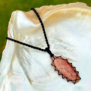 Collar Colgante de Macramé Hecho a Mano con Piedra Solar Rosa, Cordón Negro, Gema Natural, Joyería Boho Tribal de Cristal Curativo para Mujer - Product Image 4