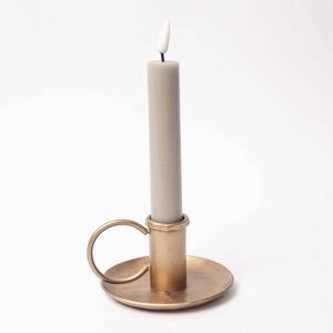 เชิงเทียนโลหะโทนสีอบอุ่นช่วยเพิ่มความสว่างธรรมชาติของแสงเทียน ทำให้ห้องใดก็ดูอบอุ่นและน่าเข้าไปอยู่ได้ทันที - Product Image 5