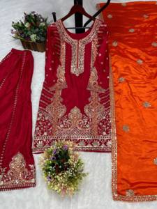 ชุดปาลาซโซ่กำมะหยี่สีแดงเลือดหมูปักลายสำหรับผู้หญิงจาก Shreeji Fashion พร้อมผ้าคลุมไหล่สีส้ม ชุดแต่งงานแบบดั้งเดิม - Product Image 1