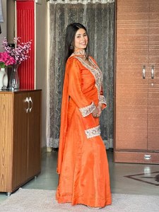 ชุดสัลวาร์ คามีซปักลายสีส้ม แขนยาว ชุดอินเดีย-ปากีสถานแบบดั้งเดิม พร้อมผ้าคลุมไหล่ สำหรับงานแต่งงานและงานปาร์ตี้ - Product Image 4
