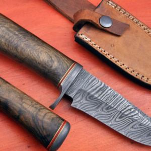 Couteau de chasse artisanal OEM en acier Damas avec manche en bois de cerf et laiton, avec étui en cuir - Product Image 3
