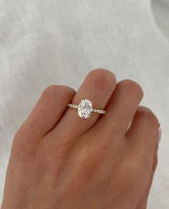 Bague de fiançailles en diamant de laboratoire taille ovale, bague solitaire pavée, bague de mariée minimaliste en or 14 carats - Product Image 3