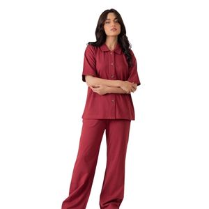 Conjunto de Dos Piezas Color Borgoña para Mujer, Top de Manga Corta con Botones y Pantalones a Juego, Ropa de Casa Elegante e Informal, Fabricante de Ropa Personalizada - Product Image 4