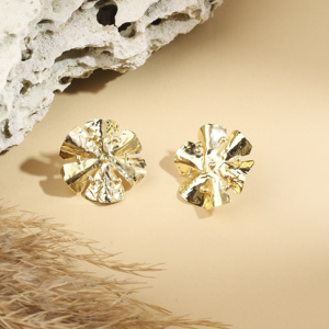 Pendientes de botón florales martillados hechos a mano para mujer, joyería llamativa de latón chapado en oro - Product Image 3