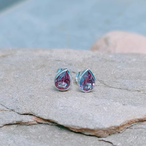 Boucles d'oreilles clous en doublet d'alexandrite, argent sterling 925 plaqué or, style Art Déco, faites à la main, cadeau d'anniversaire pour femme - Product Image 1