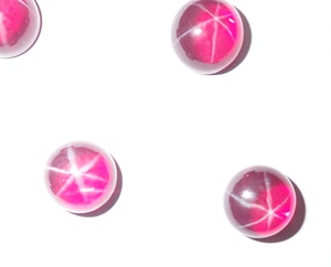 Rubis étoilé transparent rond 11x11 mm 8 carats, cabochon poli créé en laboratoire avec effet étoile à 6 branches pour la fabrication de bijoux - Product Image 4