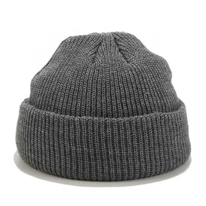Gorros de punto acanalados que ofrecen un ajuste cómodo y un estilo moderno para salidas informales, actividades deportivas y uso en climas fríos. - Product Image 2