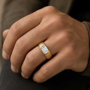 Bague Chevalière en Or Massif 10K 14K 18K avec Diamant de Laboratoire Taille Émeraude 1ct Certifié IGI, Couleur E-F, Cadeau de Mariage - Product Image 1