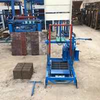 Une machine à fabriquer des briques mobile multifonctionnelle capable de produire divers types de blocs de béton et de briques de pavage.