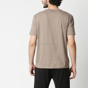 Camiseta de Manga Corta con Cuello Redondo y Estampado de Aventura en el Bosque para Hombre, de Algodón Jersey, Corte Regular, Estilo Casual - Product Image 2