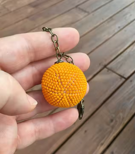 Llavero Clásico Naranja de Ganchillo con Cuentas, Ecológico y Hecho a Mano, Colgante para Bolso con Forma de Corazón, Accesorios para el Día Nacional - Product Image 4