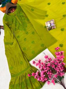 Conjunto de Salwar Kameez Verde Chartreuse de Moda con Bordado Tonal en el Cuello, Túnica Corta y Sharara de Varias Capas con Estampado y Pañuelo 3 - Product Image 4